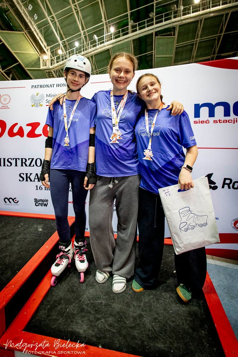 Zawodniczki Rollschool z medalami na podium