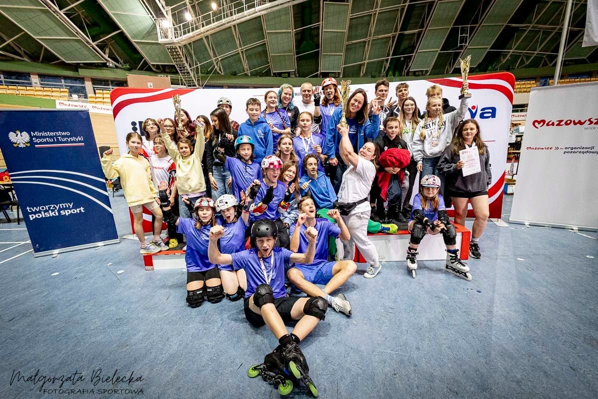 Zawodnicy i trenerzy Rollschool po zwycięstwie w klasyfikacji klubowej Skate Cross